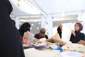 بلمسات إبداعية.. سيدات يتقنّ صناعة حقائب اليد