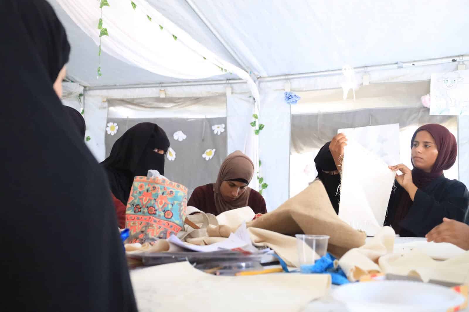 بلمسات إبداعية.. سيدات يتقنّ صناعة حقائب اليد